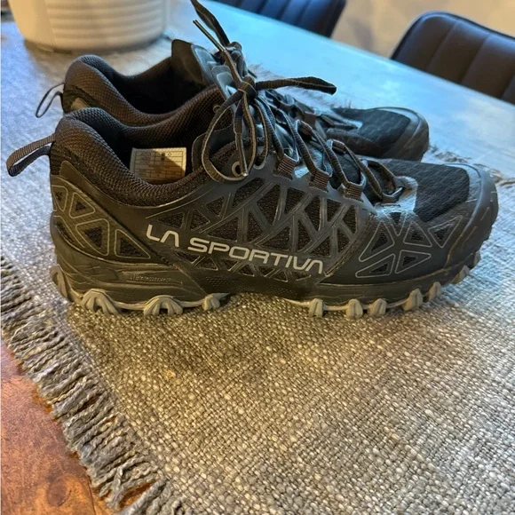 La Sportiva Bushido II Trail Running Shoe - Women's. Black/Carbon, 39.5 - Picture 1 of 6